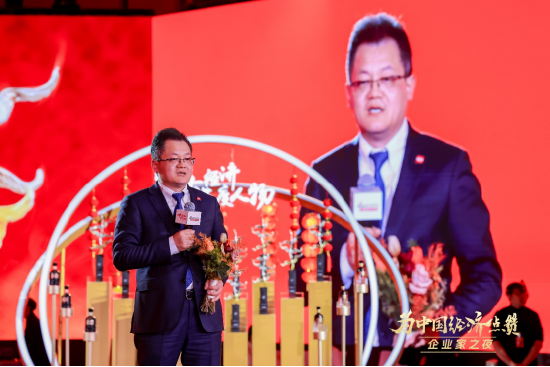 陈景河现场落泪，卢迈呼吁关注农村养育，韩璧丞展示仿生手抓哑铃……上百位企业家共话中国经济新动能