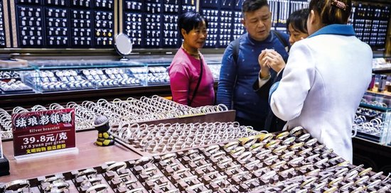 白银闪崩真相：谁是推手，谁在买单？