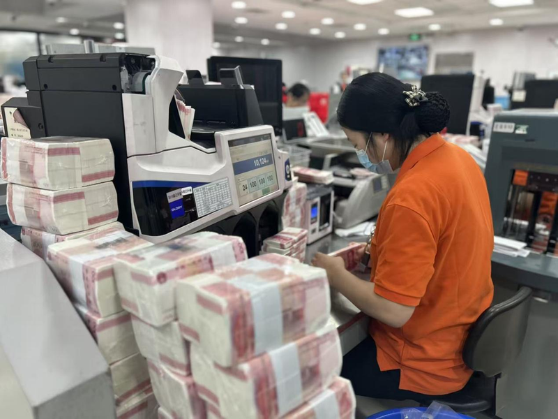 换新钞迎新年:银行加班清分 网点每天换出数十万