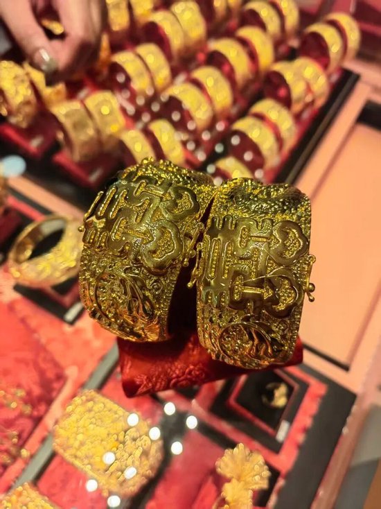 年轻人花上万元打造黄金美甲:轻量化、IP化、场景化产品需求爆发,小克重金饰占比显著提升