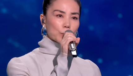 “王菲接了李谷一的班”登上热搜！同款水滴耳环售价超3000元