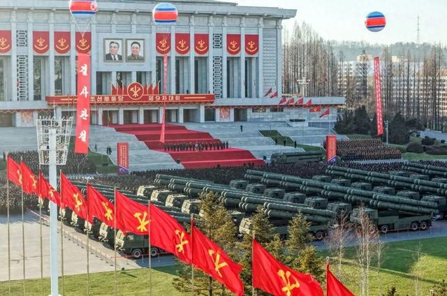 金正恩出席火箭炮赠送仪式,600毫米大口径火箭炮亮相,“世界上威力最大的聚焦式超强力攻击武器”
