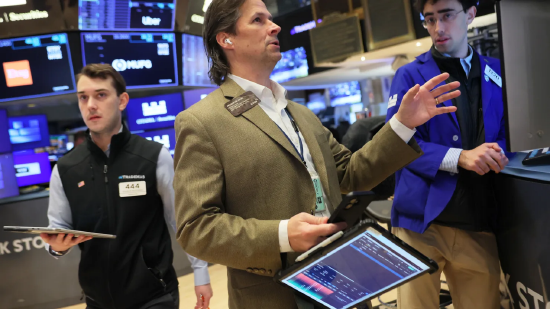 标普500陷入异常窄幅震荡：本轮牛市是韧性十足，还是已力竭？