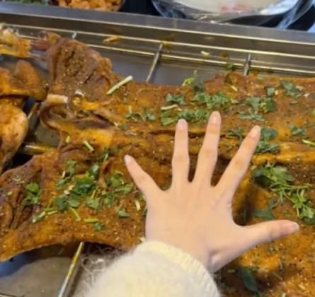 1188元买一只36斤活羊烤完剩6.9斤商家正常羊爱不爱运动有区别当事人已报警等待相关部门介入