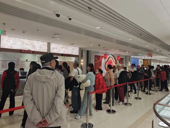 菜百卖黄金的队伍,一眼望不到头