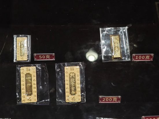 菜百卖黄金的队伍,一眼望不到头