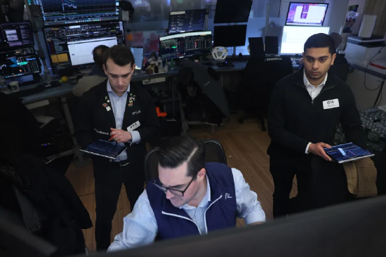 纳指与标普500将迎来3月以来最差月度表现，投资者如何应对