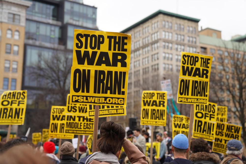 美以打击伊朗油库 油价牵动欧美“神经”