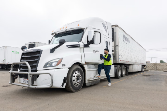 特朗普取消移民卡车司机驾照的规定正式生效