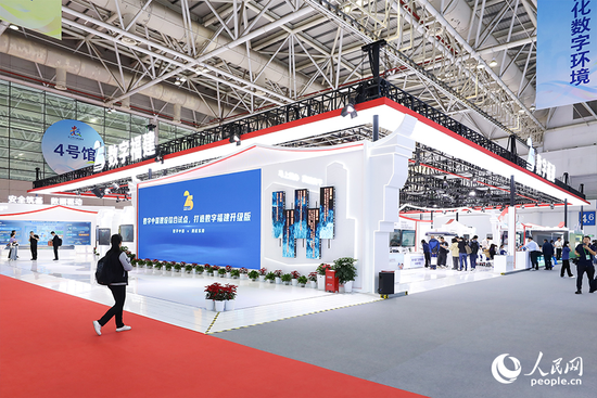 福建省委常委、常务副省长王永礼，福州市委副书记、市长吴贤德，在北京答记者问