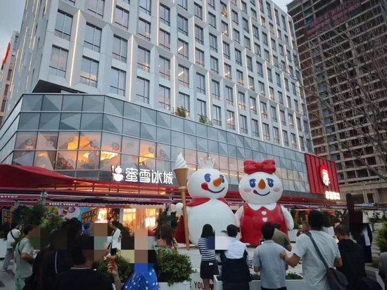 千亿“雪王”换帅：“投行精英”能解6万门店中年危机？