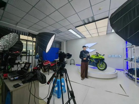 被称“摩托车圈雷军”，冠军张雪的飞驰人生