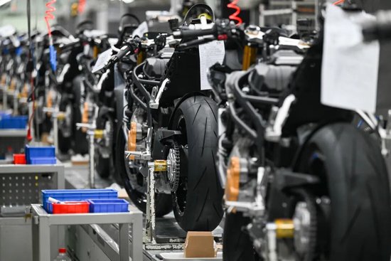 张雪机车，一战封神！雨中追车3小时的少年，近20年后站上WSBK领奖台：让中国摩托车从不屑走向平视