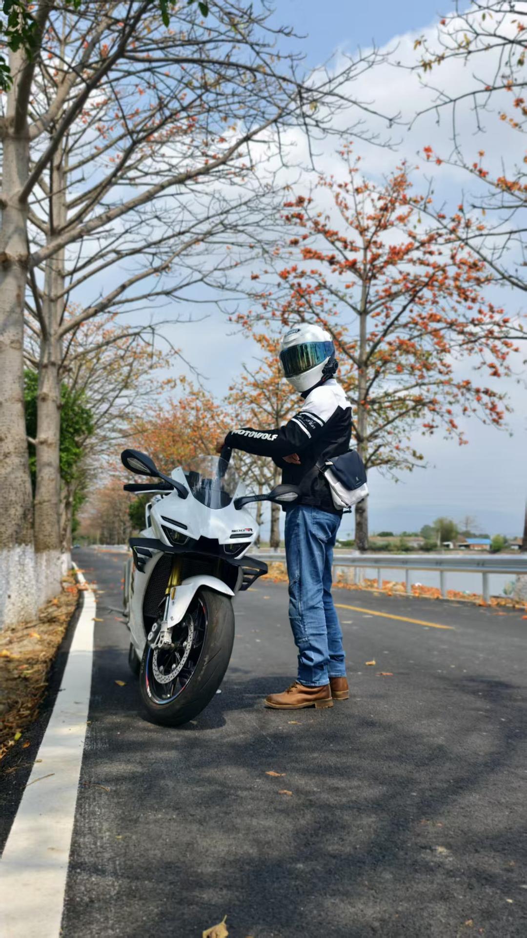 张雪机车销售称夺冠后两三天内订单大涨,已排至6月