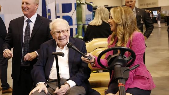 巴菲特联手 NBA 巨星斯蒂芬・库里举办慈善午餐，重启经典拍卖活动