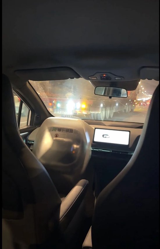 武汉萝卜快跑集体“瘫痪”?有乘客被困高架近两小时,交警通报