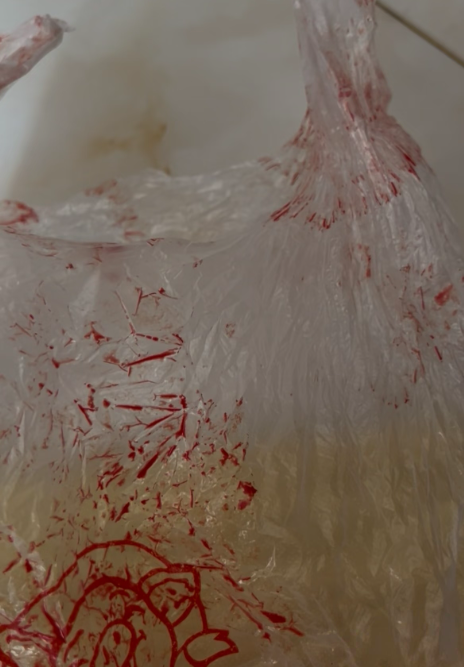 食品染血,私换包装,推卸责任?顺丰“血迹门”上热搜!核心业务去年少赚3.8亿,董事长王卫却涨薪了