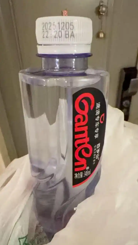 网友称喝滴滴专车专享百岁山喝到不明液体,滴滴回应