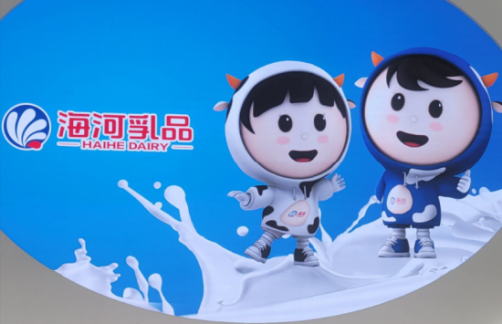 先甩锅再道歉?海河牛奶直播间涉黄,主播做不雅动作,董事长曾放话:好喝比健康重要