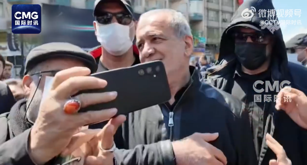 伊朗民众大规模集会悼念哈梅内伊,总统出席!霍尔木兹海峡传来消息 美媒:超级油轮可能要付200万美元通行费