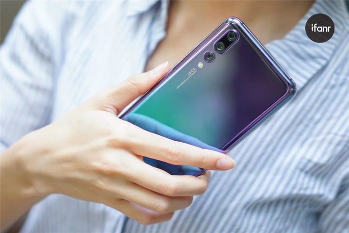 华为 Pura 90 官宣，还有抢跑苹果的「阔折叠」