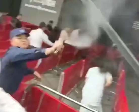 深圳楼盘遭哄抢，保安喷辣椒水，官方通报