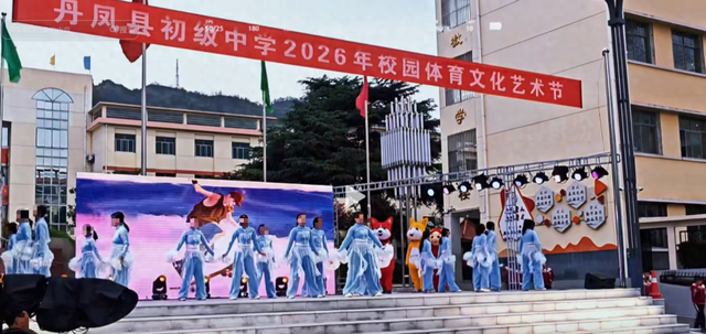 中学生演出服遭集体退货,家长称活动取消,店家曝现场视频,校方回应:属于家长自发行为