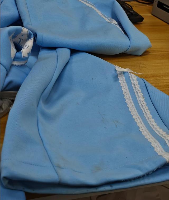 中学生演出服遭集体退货,家长称活动取消,店家曝现场视频,校方回应:属于家长自发行为