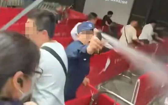楼盘开盘遭哄抢,保安喷辣椒水,官方通报