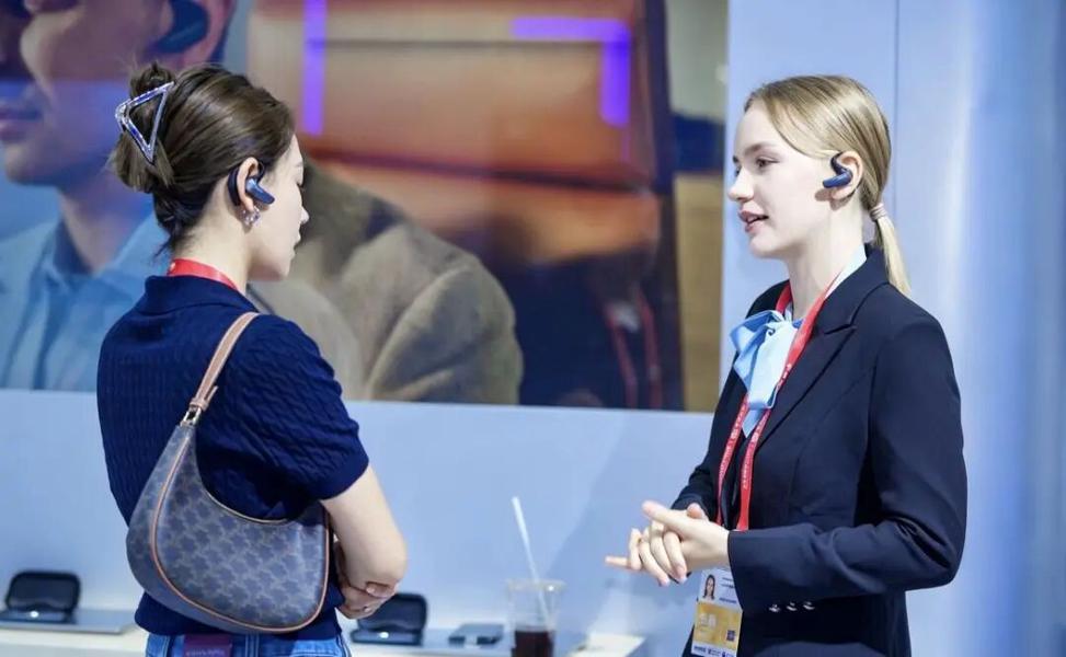 科大讯飞携AI眼镜亮相消博会，全场景AI赋能海南自贸港跨语言沟通