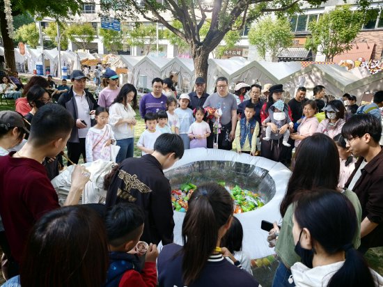 卫龙、蜜雪冰城等品牌齐齐现身金融街嘉年华，小朋友：抓到大牌零食很开心