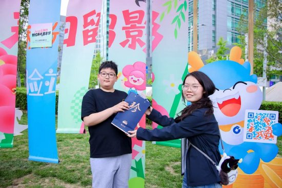 小朋友扭蛋机摇出“大奖”，珍酒2021真实年份被带回家！