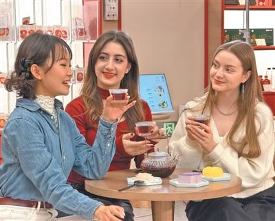人民日报聚焦假期消费：中国游中国购热情持续高涨