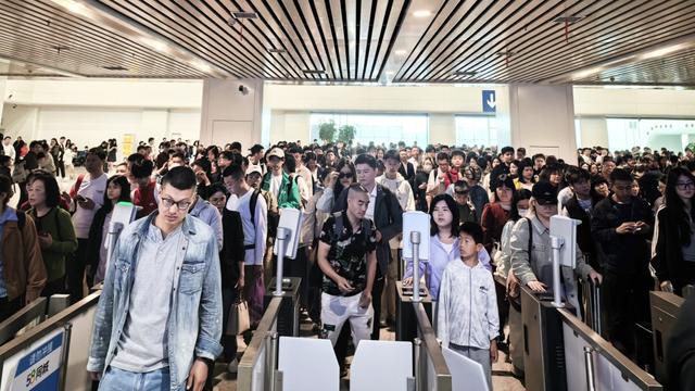 长三角铁路今日预计发送402万人次，加开夜间高铁137列