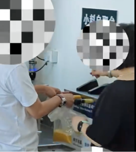 塑料袋狂装3斤黄芥末酱？ 山姆免费小料台被“薅秃”，网友：这吃相真难看！