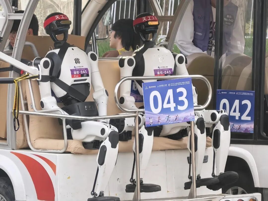 一个手机头部玩家，意外成为机器人“黑马”