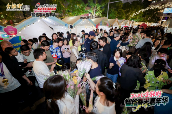 金融街嘉年华收官：机器人炒的小龙虾还没吃够，保安哥一首《海阔天空》唱哭全场