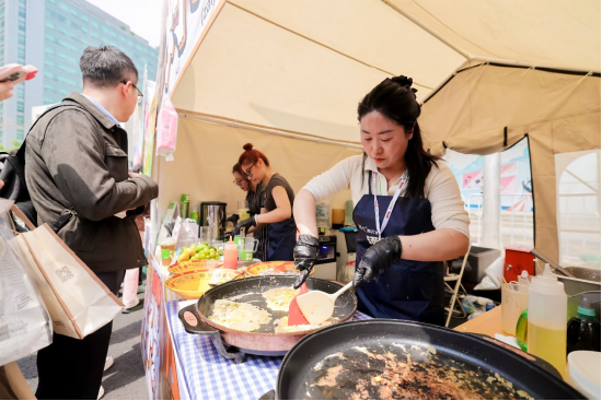 金融街嘉年华收官：机器人炒的小龙虾还没吃够，保安哥一首《海阔天空》唱哭全场