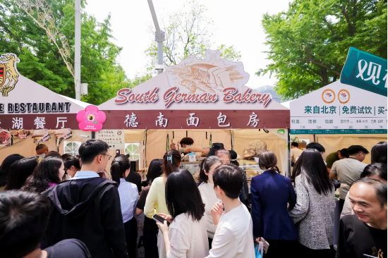 金融街嘉年华收官：机器人炒的小龙虾还没吃够，保安哥一首《海阔天空》唱哭全场