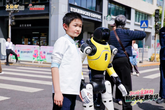 金融街嘉年华收官：机器人炒的小龙虾还没吃够，保安哥一首《海阔天空》唱哭全场