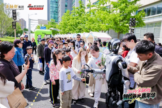 金融街嘉年华收官：机器人炒的小龙虾还没吃够，保安哥一首《海阔天空》唱哭全场