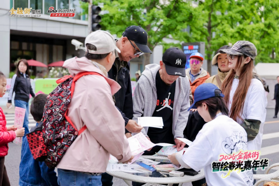 金融街嘉年华收官：机器人炒的小龙虾还没吃够，保安哥一首《海阔天空》唱哭全场