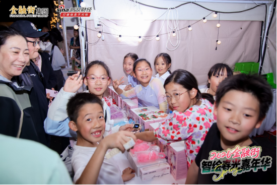 金融街嘉年华收官：机器人炒的小龙虾还没吃够，保安哥一首《海阔天空》唱哭全场