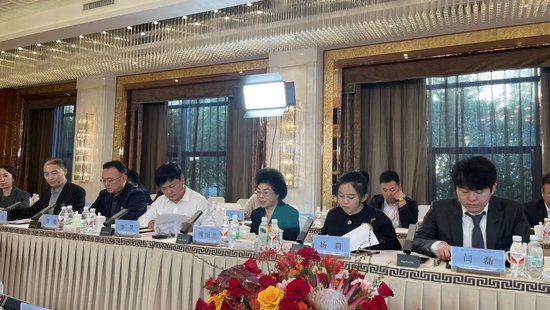 A股8旬女联席董事长出手！带领全家给公司年报投下反对票