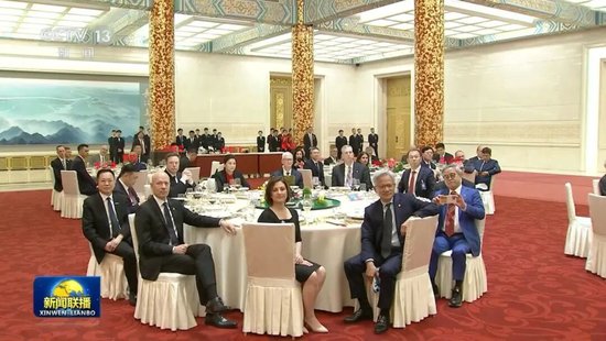 刚和马斯克、库克吃完席，湖南女首富转身花13亿买亏损公司，何意味